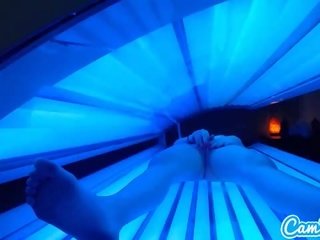 青少年 拉丁 得到 抓 擦 她的 阴蒂 而 运用 一 tanning 床
