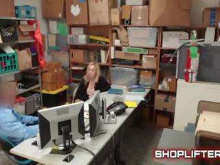 Interesting shoplifting μουνί σε κατάστημα πίσω δωμάτιο