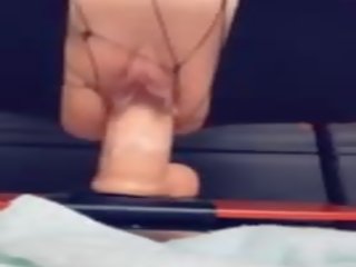 Regarder moi tour ce gode crème & giclement tous sur elle.