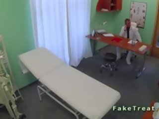 Desirable pasyente fucked sa naghihintay kuwarto sa pekeng ospital