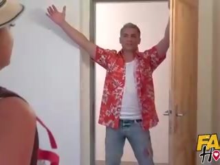 Faux hostel - landlord se réveille jeune backpacker pour sexe agrafe