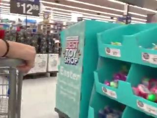 একটি বাস্তব উদ্ভট recording একটি magnificent গাল এ walmart -