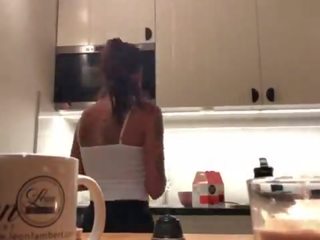 Perfect pokies op de keuken camera, braless sylvia en haar verbazingwekkend tepels