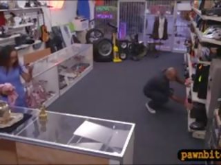 Deity बेकरार के लिए मनी हो जाता है की खिंचाई की द्वारा हॉर्नी pawn रक्षक