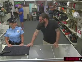 Sedusive αστυνομία γυναίκα θέλει να pawn αυτήν weapon και άκρα επάνω πατήσαμε με shawn