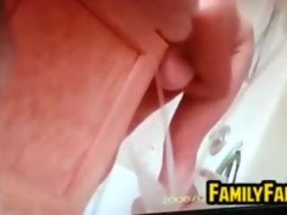 Vaihe sisko ottaa a suihku
