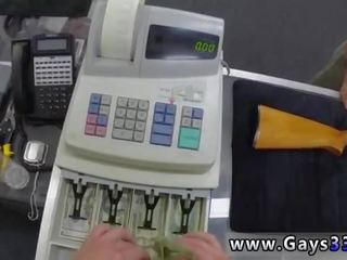 صغير مثلي الجنس طرفة عين مارس الجنس الأول وقت