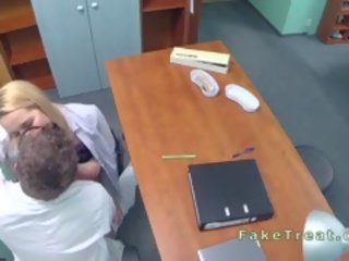 Medico baise sales femme en un bureau