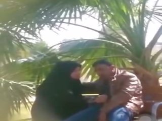عربي فتاة يعطي ضربة وظيفة في منتزه, حر عالية الوضوح x يتم التصويت عليها فيلم فيديو دي