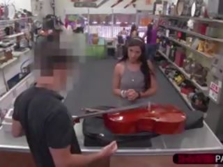 Tremendous en brunette braziliaans vrouw krijgt geneukt hard