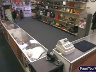 مقرف إلاهة في حاجة من نقود يحصل على مارس الجنس بواسطة pawnkeeper