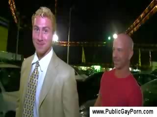 Avto sales fellow daje a javno udarec delo